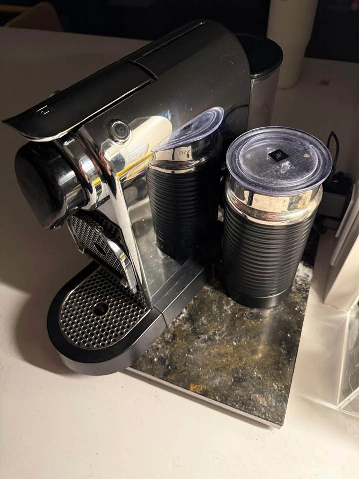 Nespresso Machine Original + milk frother + free capsules - photo 2