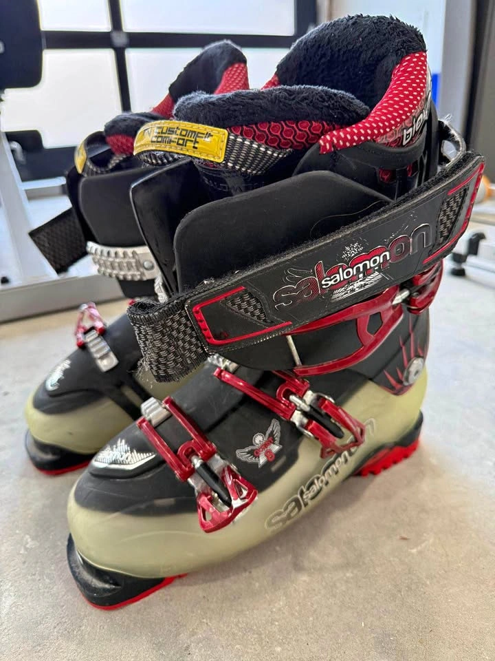 Salomon Skiing Boots Size 27
