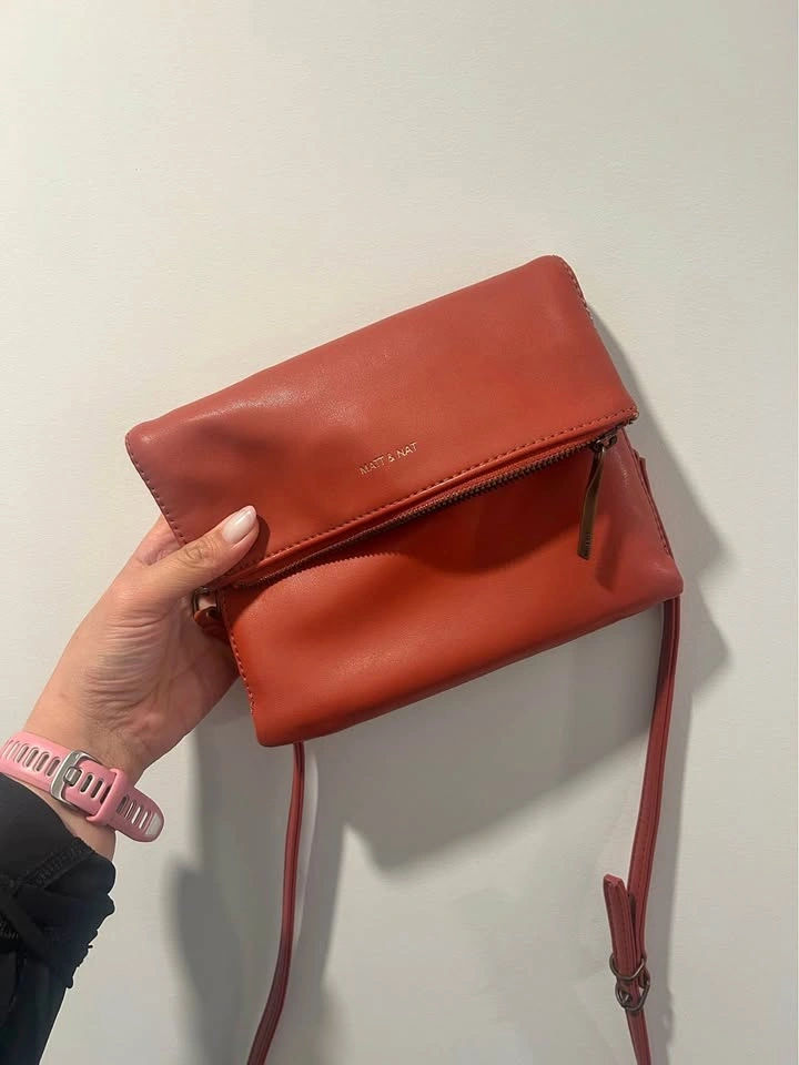 Matt & Nat HILEY VEGAN CROSSBODY BAG - LOOM Red
