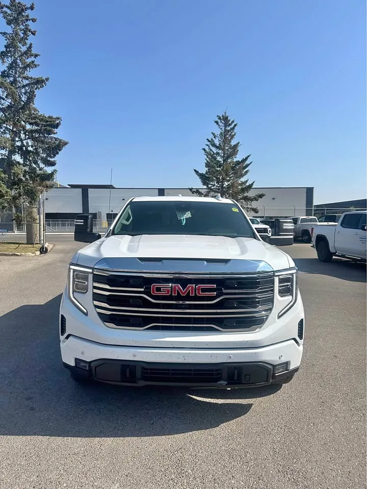 2024 GMC Sierra 1500 SLT thumbnail