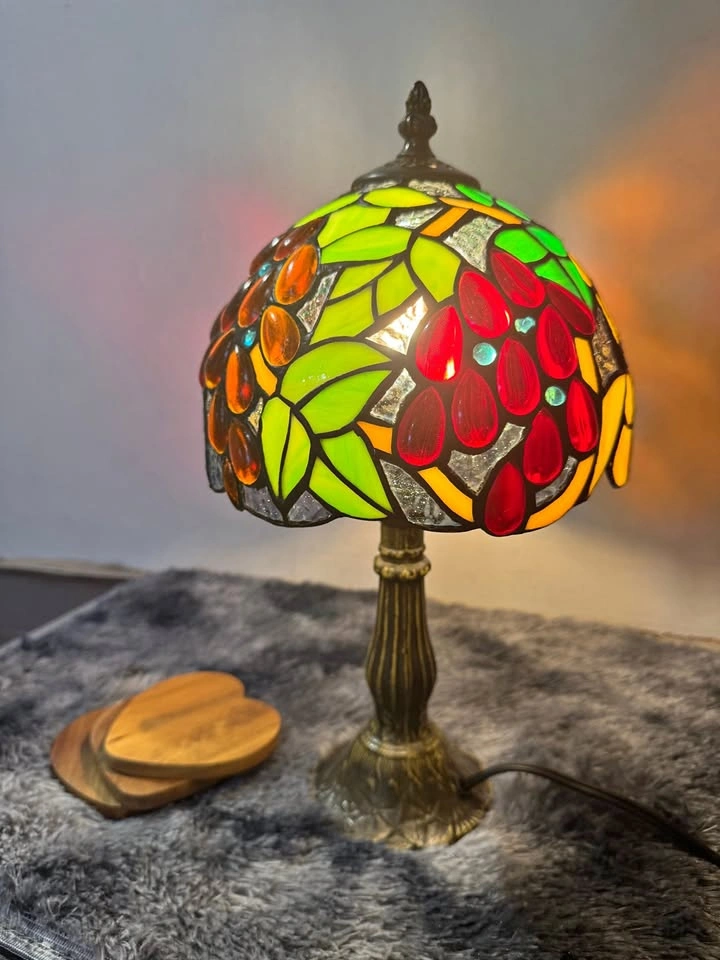 C4637 8" Tiffany Vintage Vineyard Stained Glass Lamp $75
