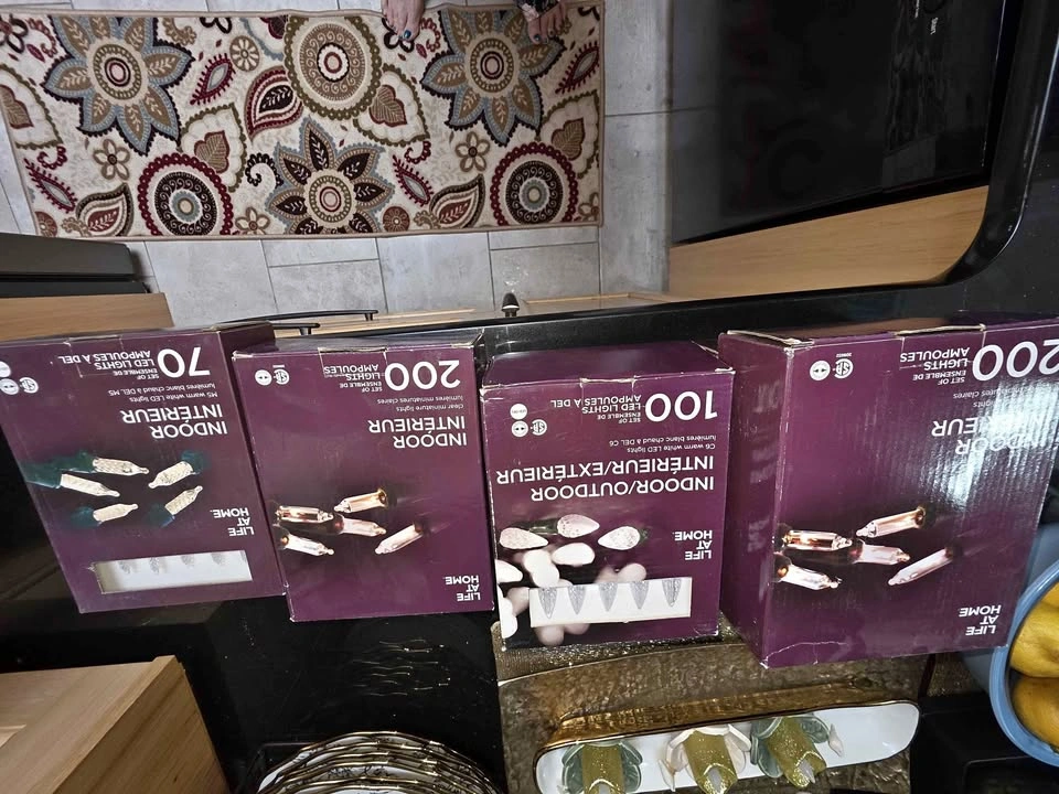 5 boxes of indoor lights