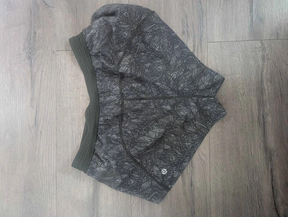 Lululemon women's running shorts size 6 - photo 2