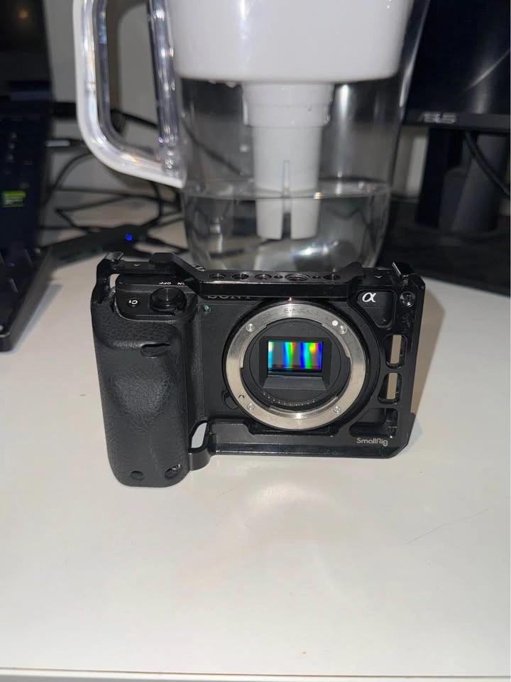 Sony A6400 body, bag and batteries - photo 3