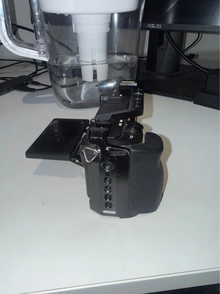 Sony A6400 body, bag and batteries - photo 4