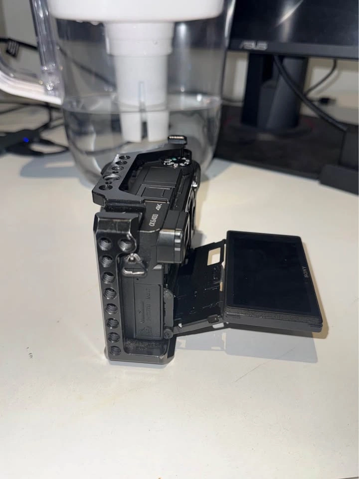 Sony A6400 body, bag and batteries - photo 5