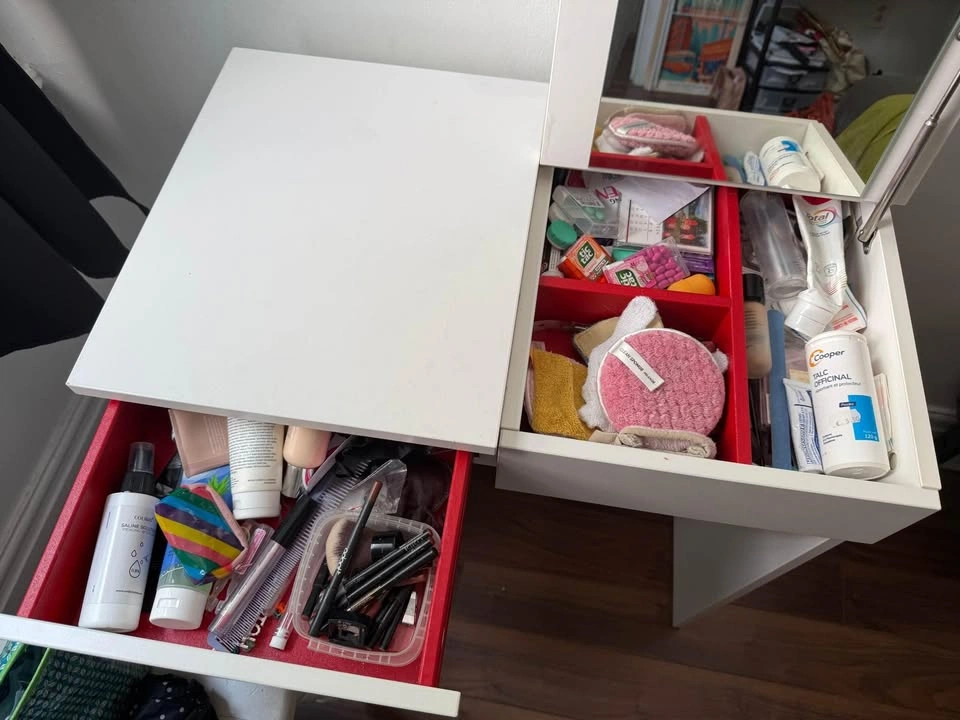 Small white vanity with mirror and storage - photo 3