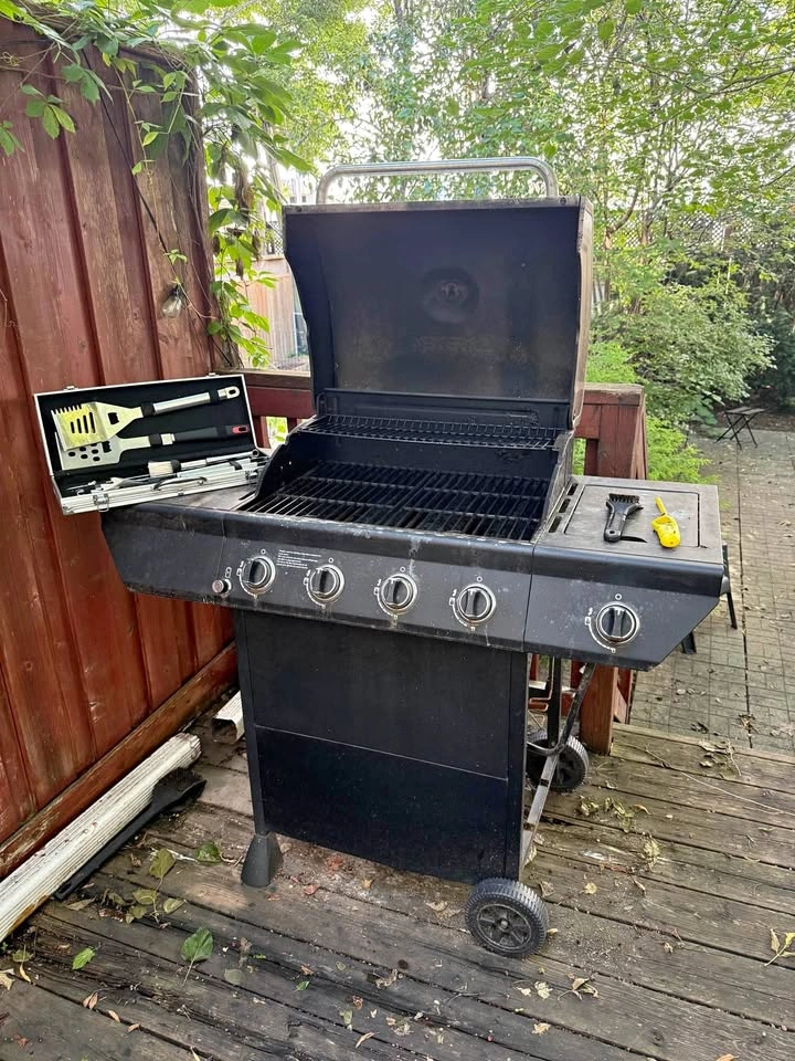BBQ – 4 Burner Propane Gas Grill + Accessories