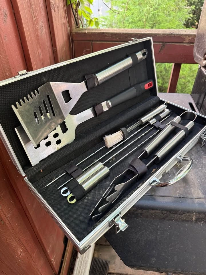 BBQ – 4 Burner Propane Gas Grill + Accessories - photo 3