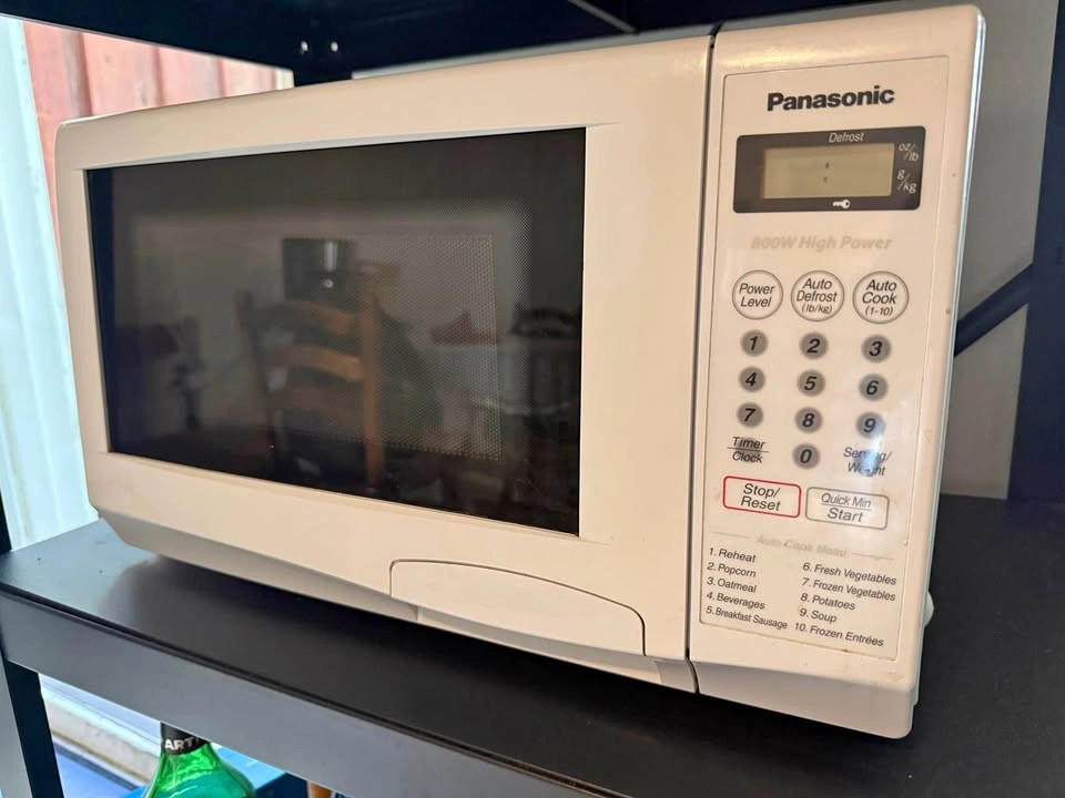 Panasonic 800W Microwave – Works Great