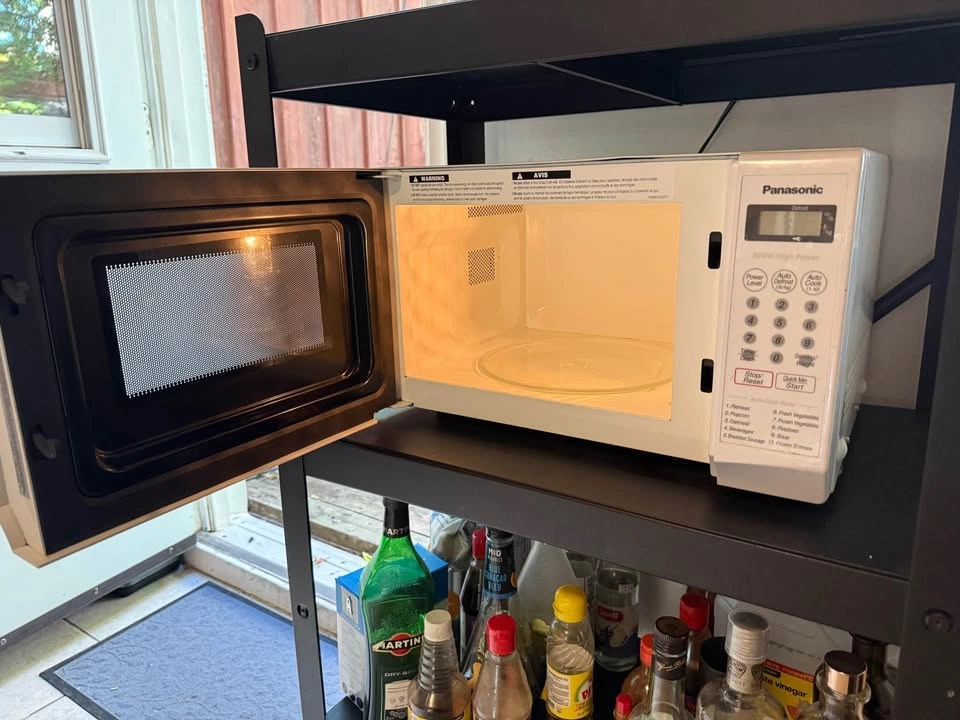 Panasonic 800W Microwave – Works Great - photo 2