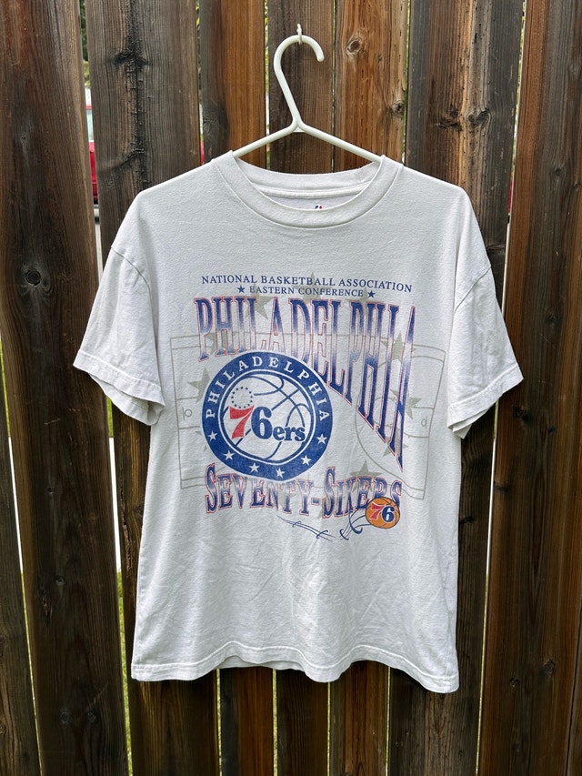 Philadelphia 76ers T shirt size L