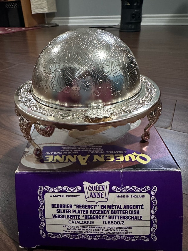 BNIB Queen Anne Silver-plated Three Footed Dome Butter Dish