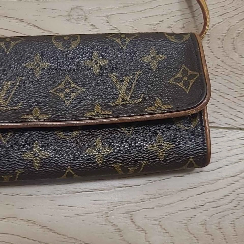 LOUIS VUITTON Pochette  mini crossbody Monogram w COA - photo 3