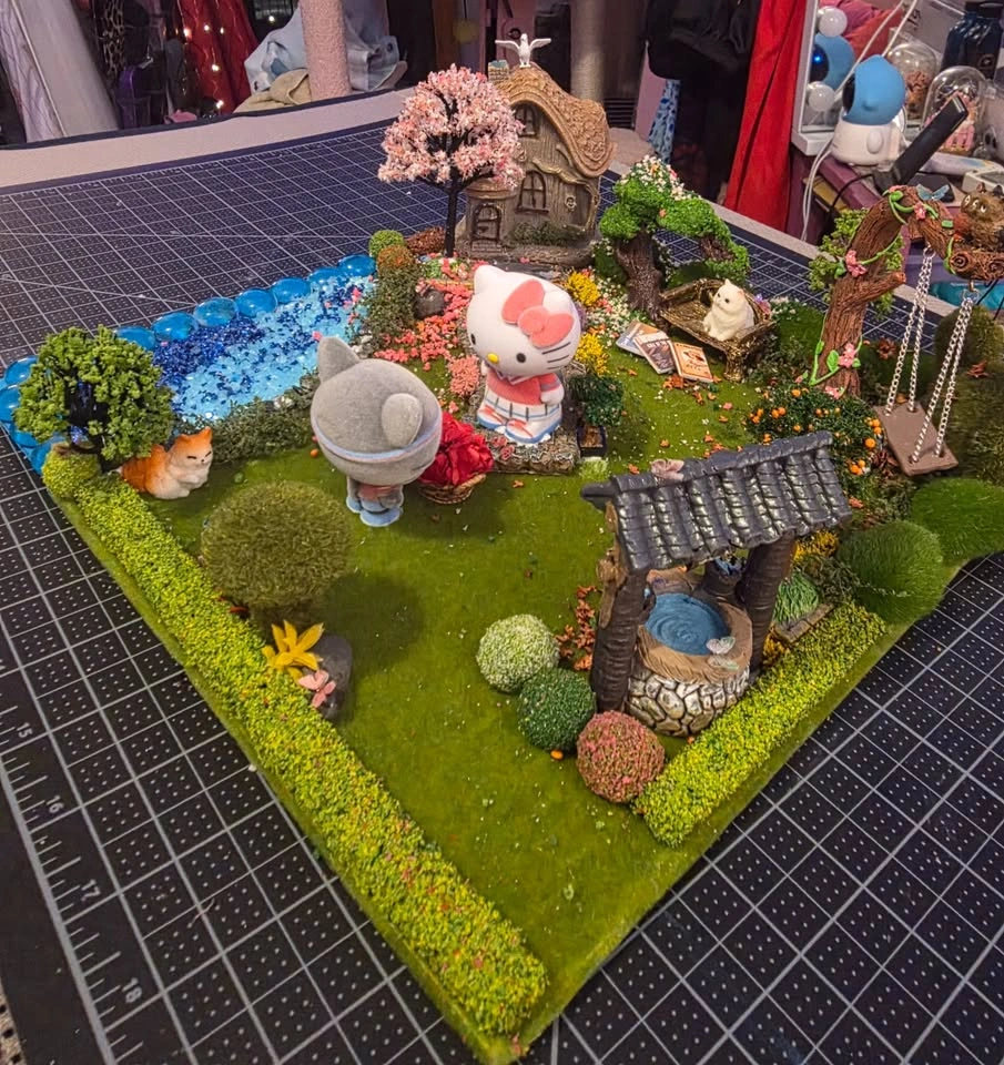 Hello Kitty Miniature Village - photo 2