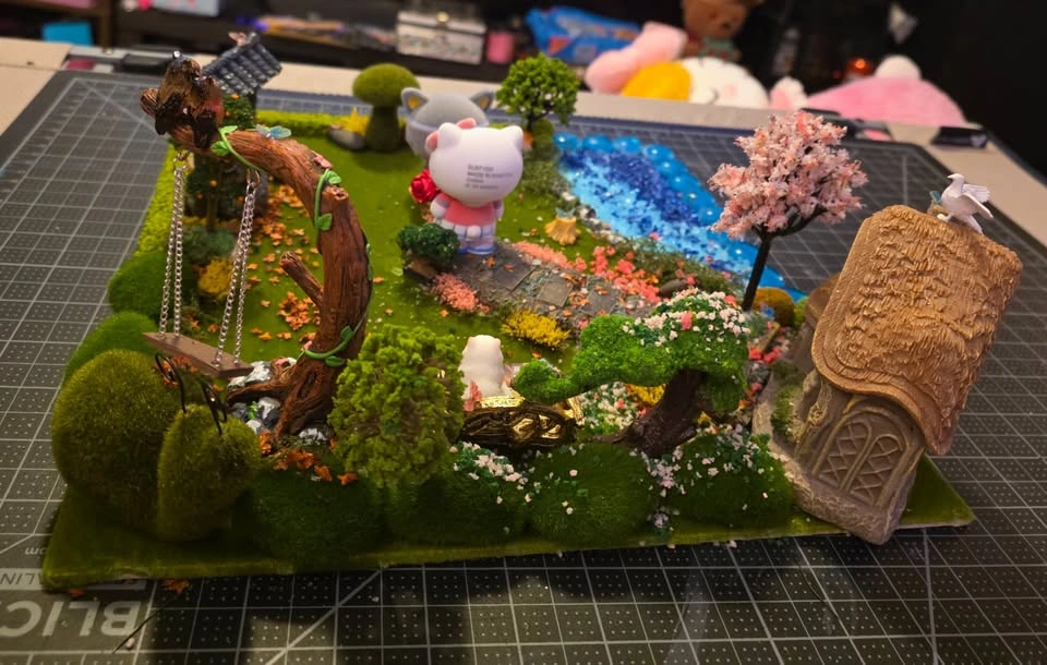 Hello Kitty Miniature Village - photo 4