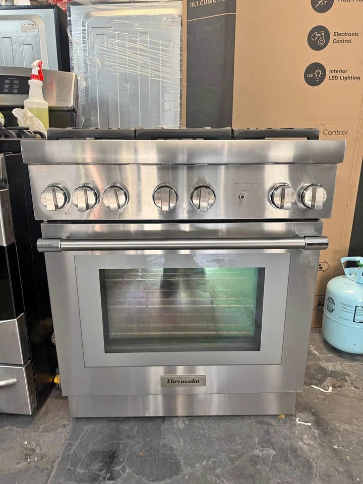 Thermador Stove 30" Wide 5 Burners Silver - Excellent Condition