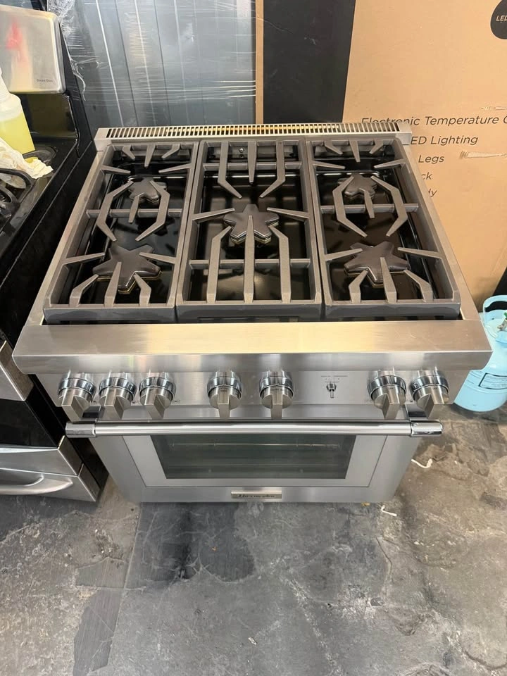 Thermador Stove 30" Wide 5 Burners Silver - Excellent Condition - photo 2