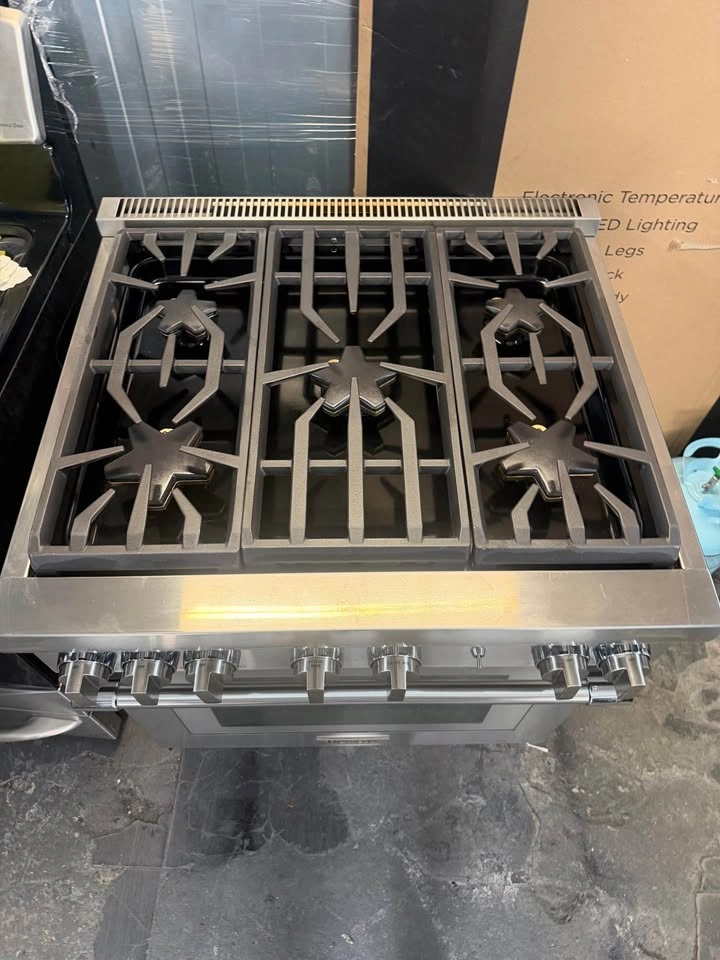 Thermador Stove 30" Wide 5 Burners Silver - Excellent Condition - photo 3