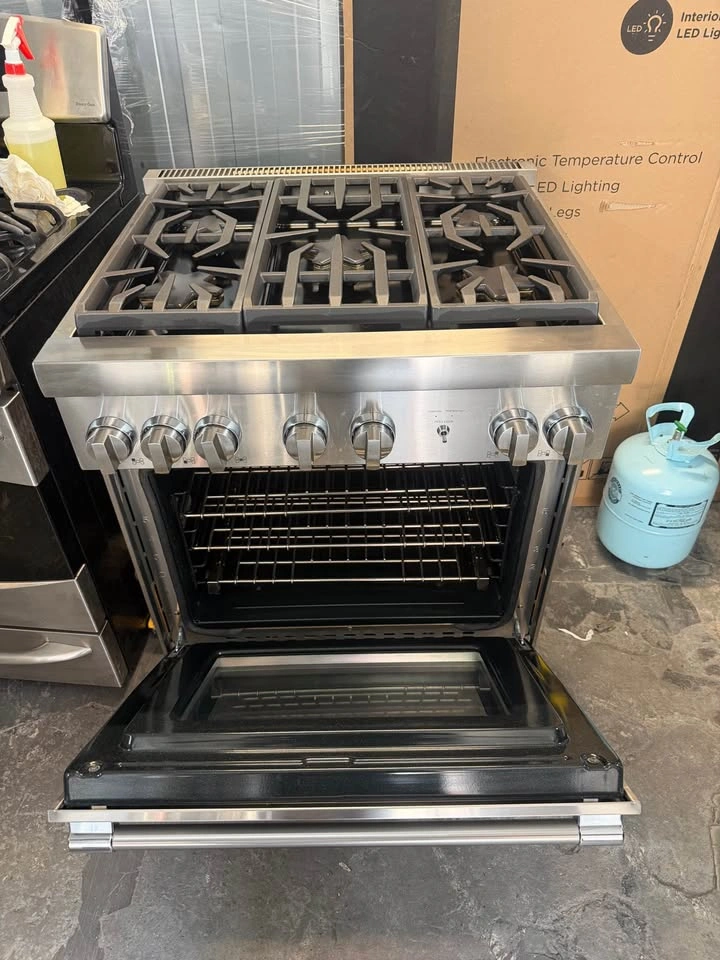 Thermador Stove 30" Wide 5 Burners Silver - Excellent Condition - photo 4