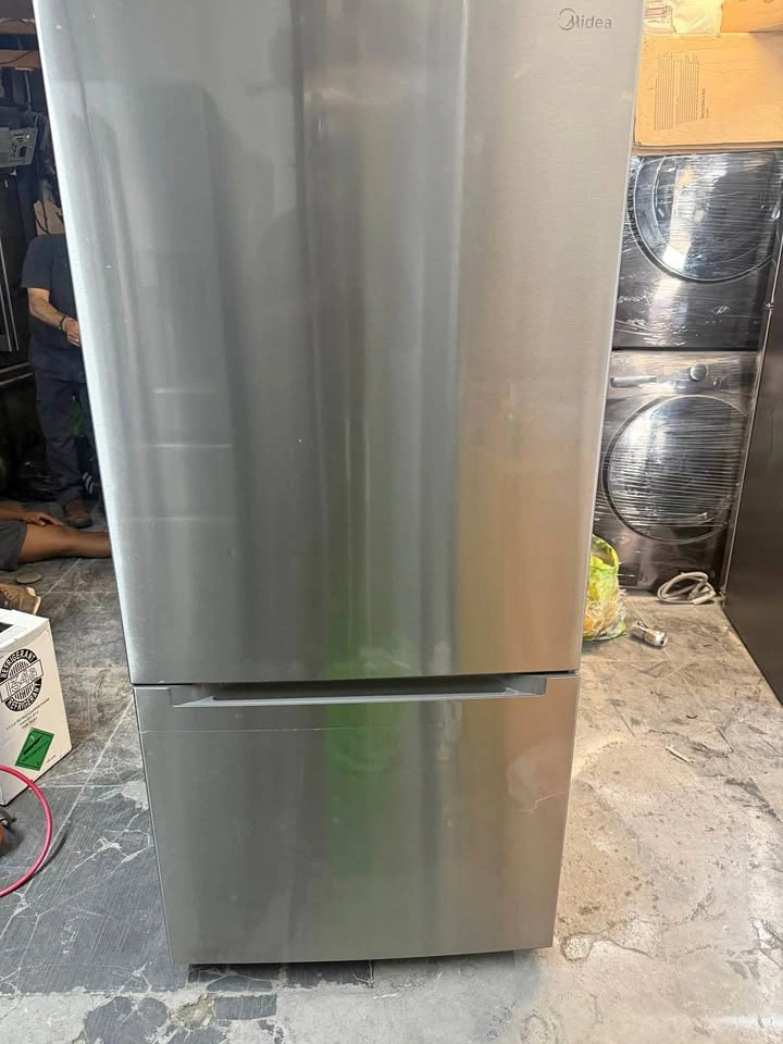 Midea Fridge 30 wide 2 door freezer on the bottom