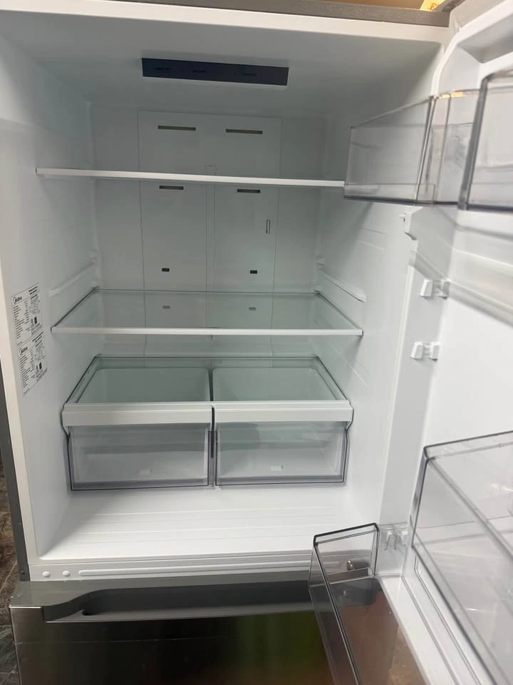 Midea Fridge 30 wide 2 door freezer on the bottom - photo 2