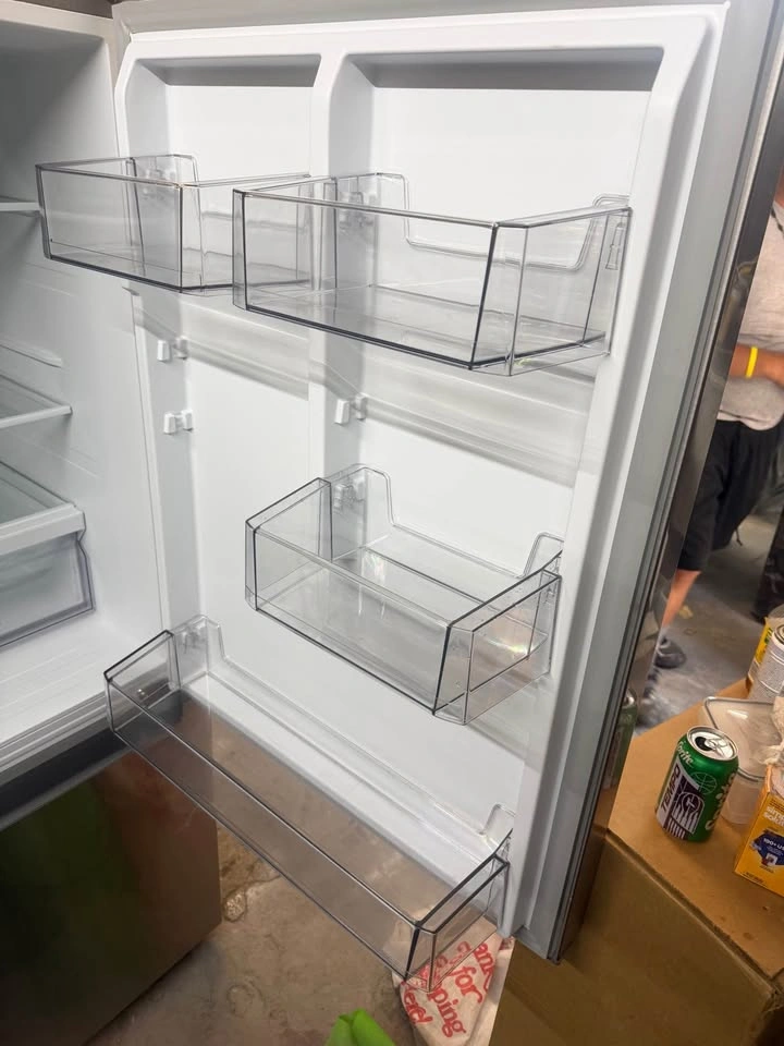 Midea Fridge 30 wide 2 door freezer on the bottom - photo 3