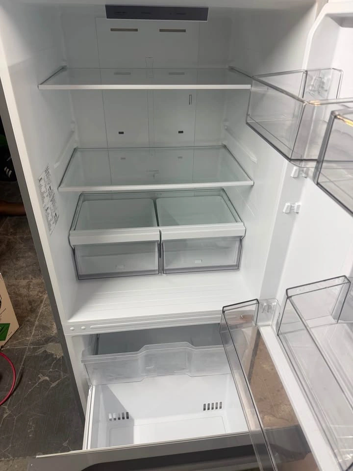 Midea Fridge 30 wide 2 door freezer on the bottom - photo 4