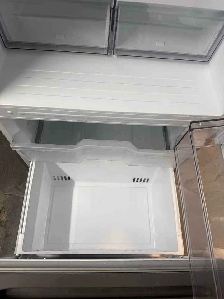 Midea Fridge 30 wide 2 door freezer on the bottom - photo 5