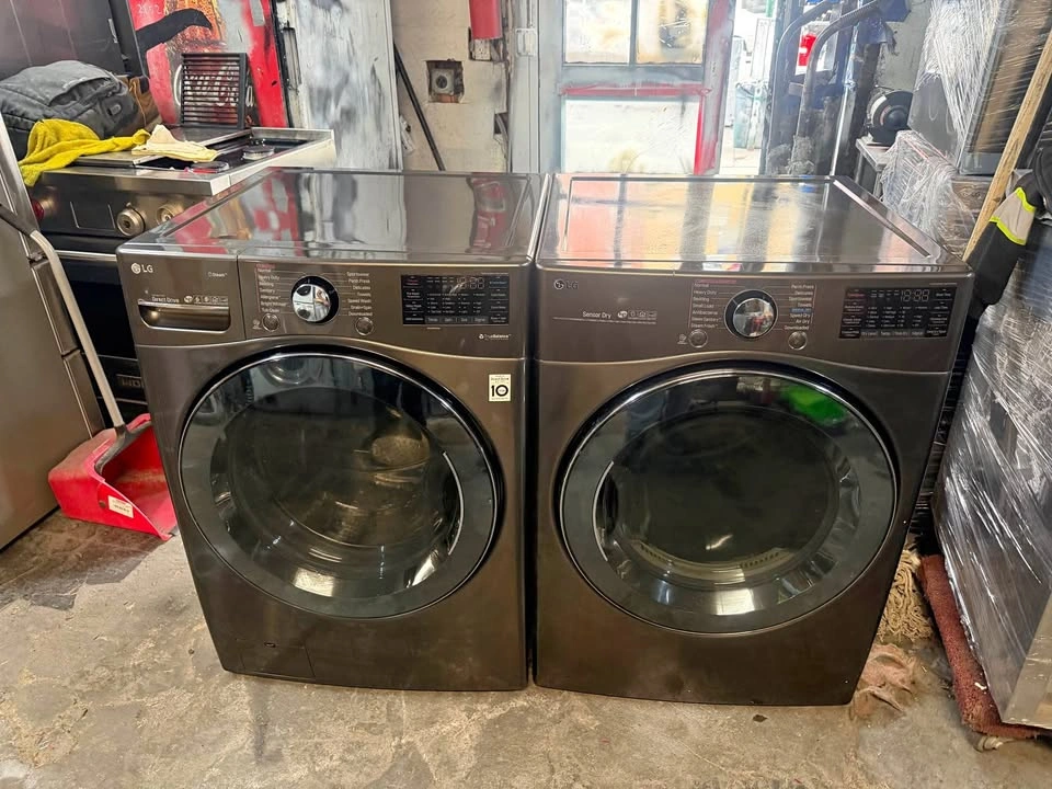 LG Washer and dryers set electric dryer 220 black silver