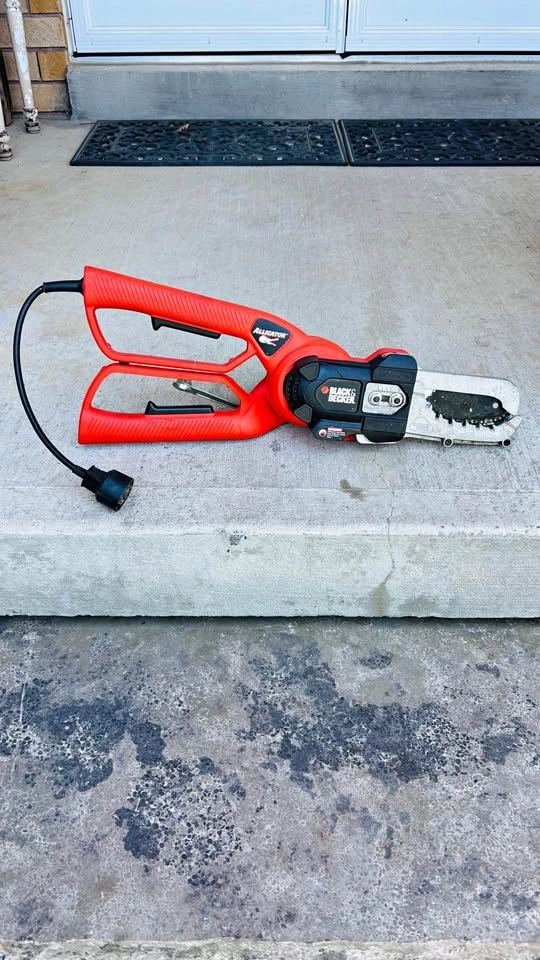 Black and Decker Alligator corded electric chainsaw/lopper