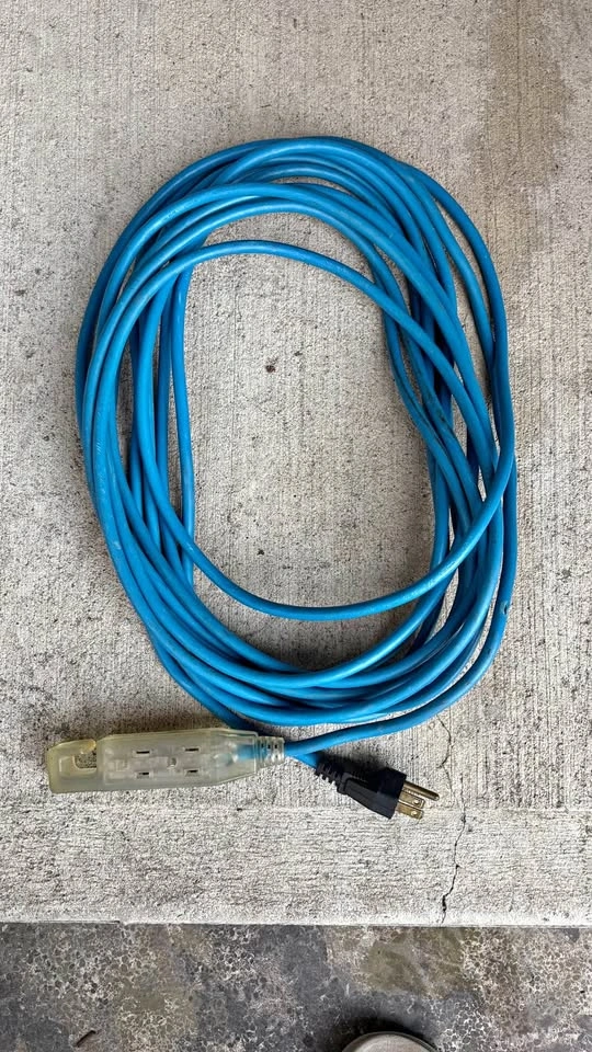 10 meter (32 ft) 16 gauge tri outlet extension cord