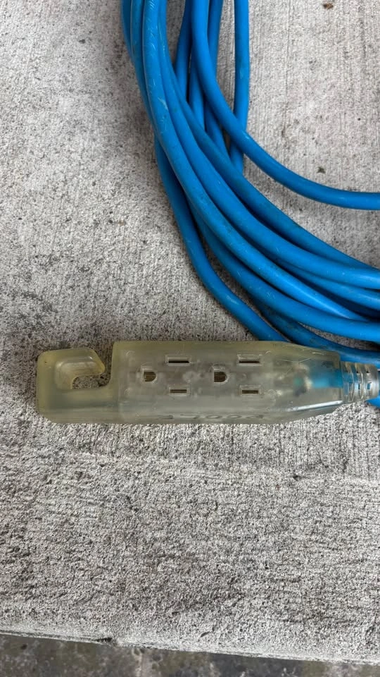 10 meter (32 ft) 16 gauge tri outlet extension cord - photo 2