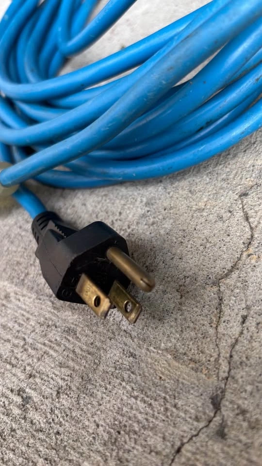 10 meter (32 ft) 16 gauge tri outlet extension cord - photo 3