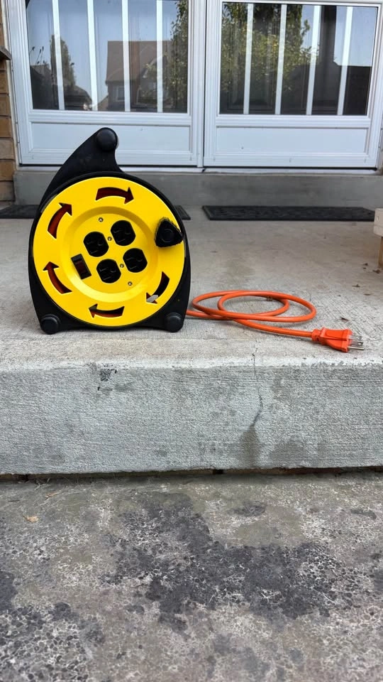 Noma 25 foot extension cord on reel with sockets - photo 2