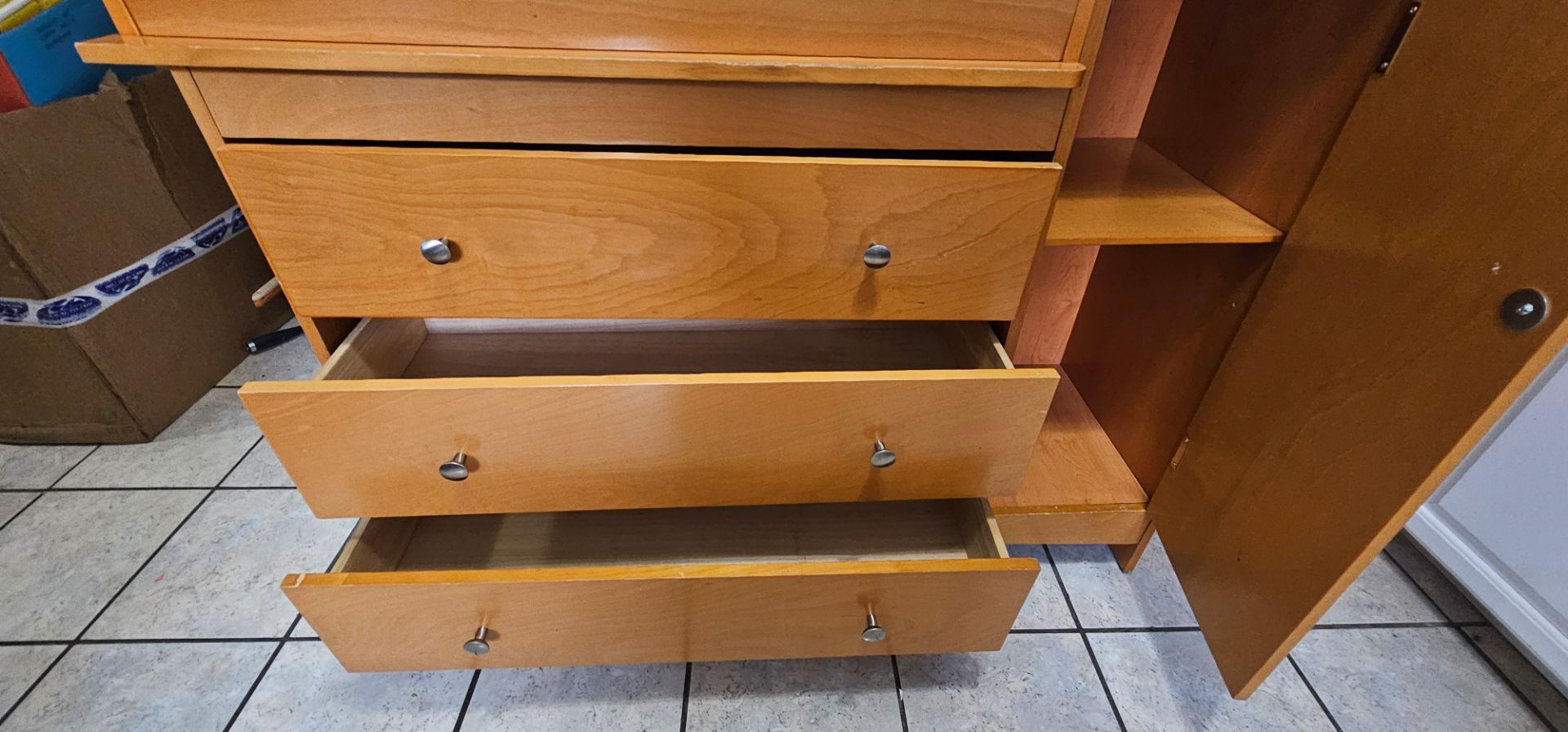 Dresser/changing table - photo 3