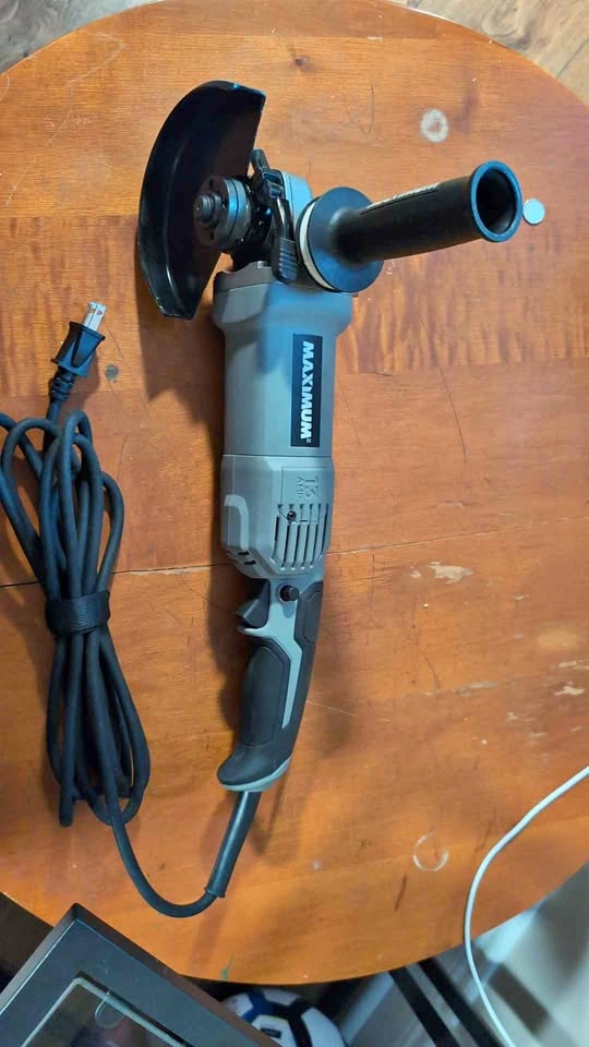 MAXIMUM 13A Corded Angle Grinder with Accessories & Case