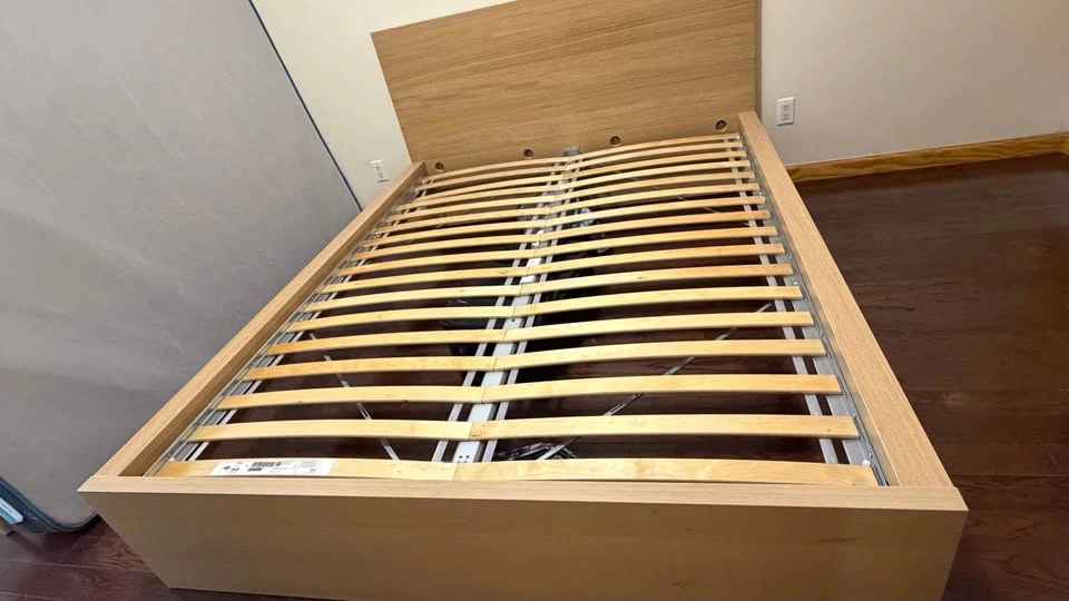 Queen size bed frame “MALM” IKEA - photo 2