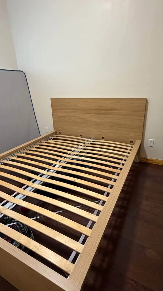 Queen size bed frame “MALM” IKEA - photo 4