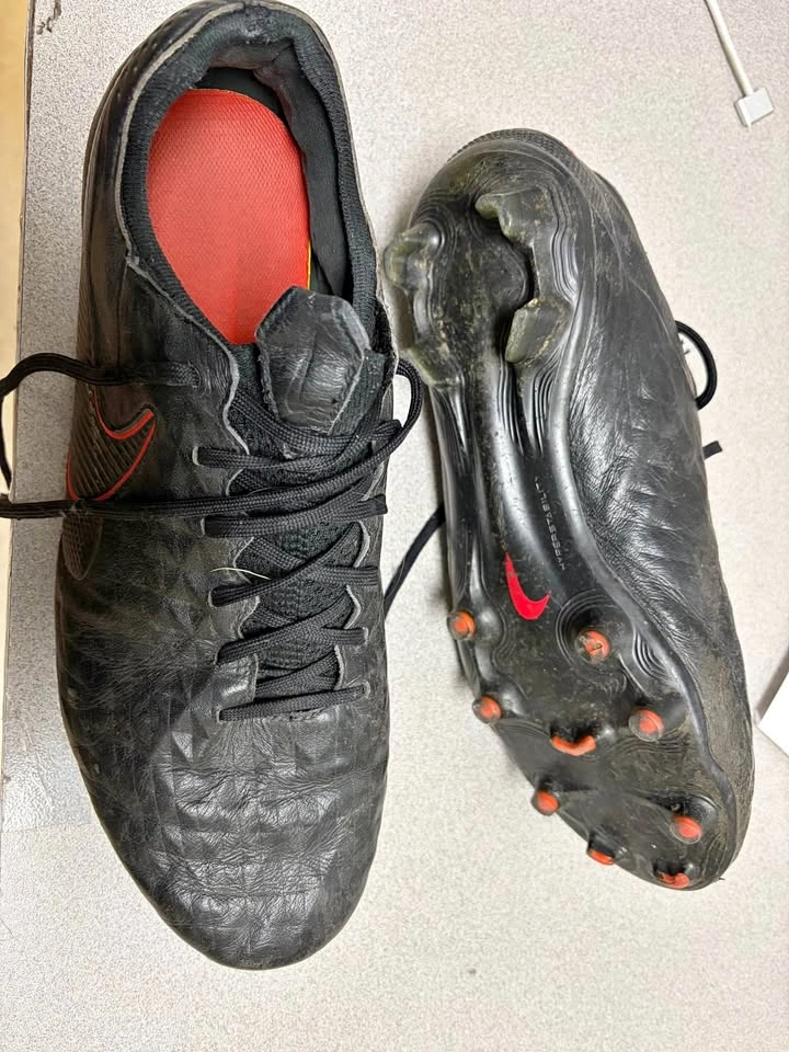 Outdoor soccer cleats