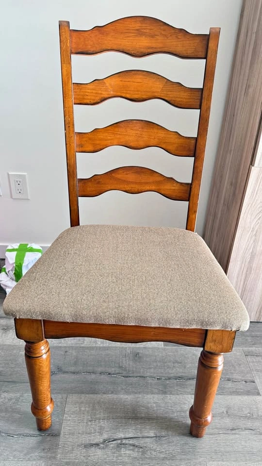 Traditional Wood Ladder-Back Dining Chair