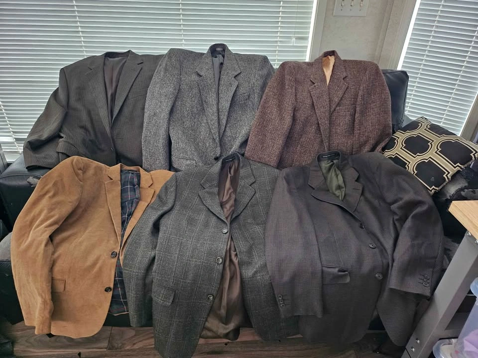 All included 12 Men's Blazer Jackets and two flat caps - photo 3