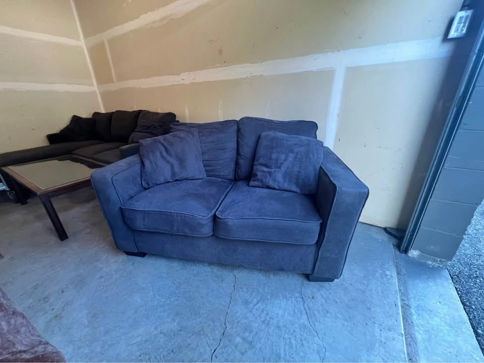 FREE DELIVERY 🚚 Urban Barn Grey / Blue Loveseat Sofa Couch - photo 2