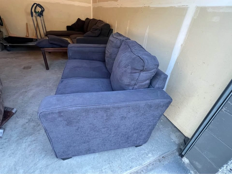 FREE DELIVERY 🚚 Urban Barn Grey / Blue Loveseat Sofa Couch - photo 3