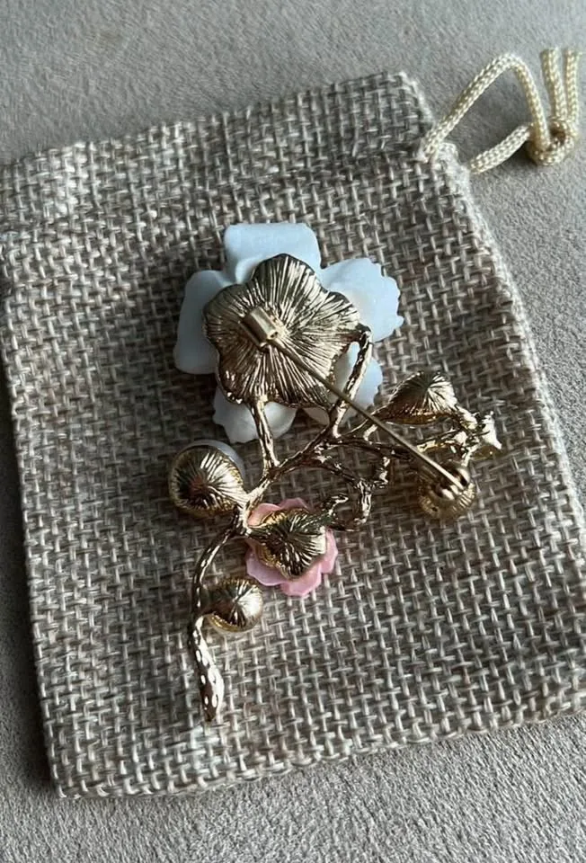 Blossom Brooch image indicator(2)