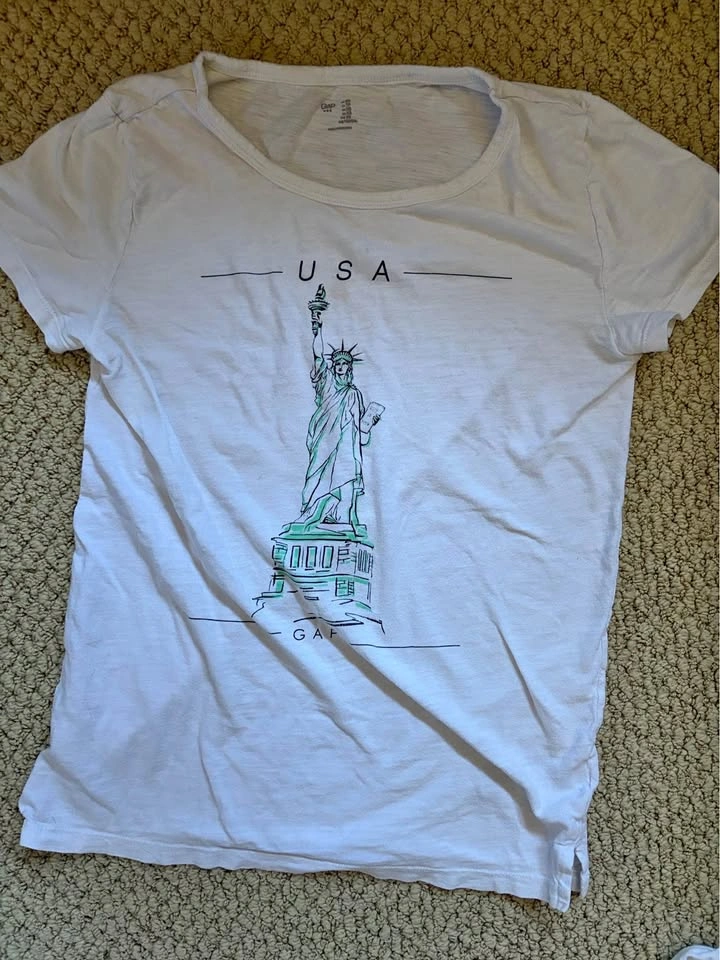 GAP White Short-Sleeve Tee with Green Statue of Liberty Graphic