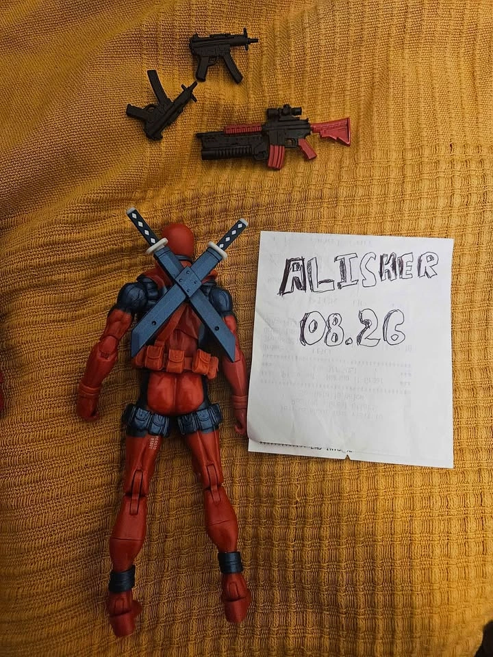 Marvel Legends Retro Deadpool Action Figure - photo 2
