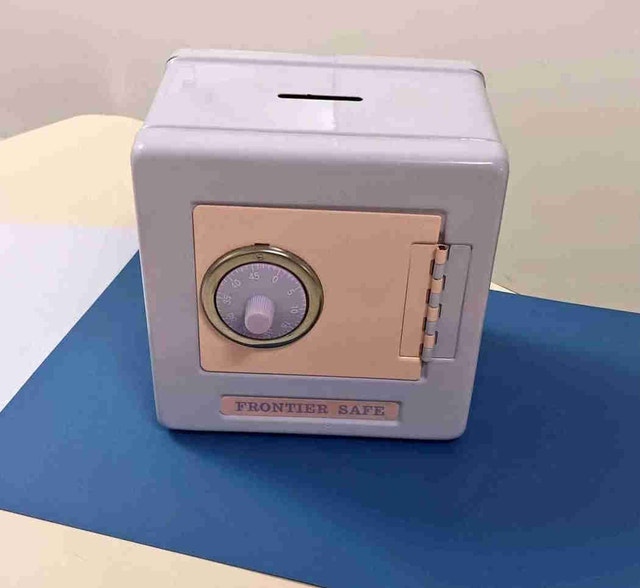 Cute Purple Small Cube Safe
