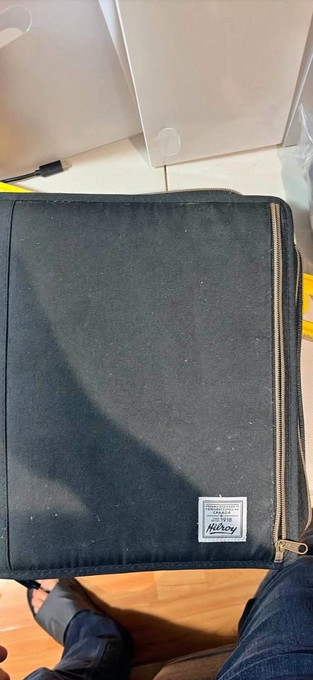 Hilroy Zippered Binder