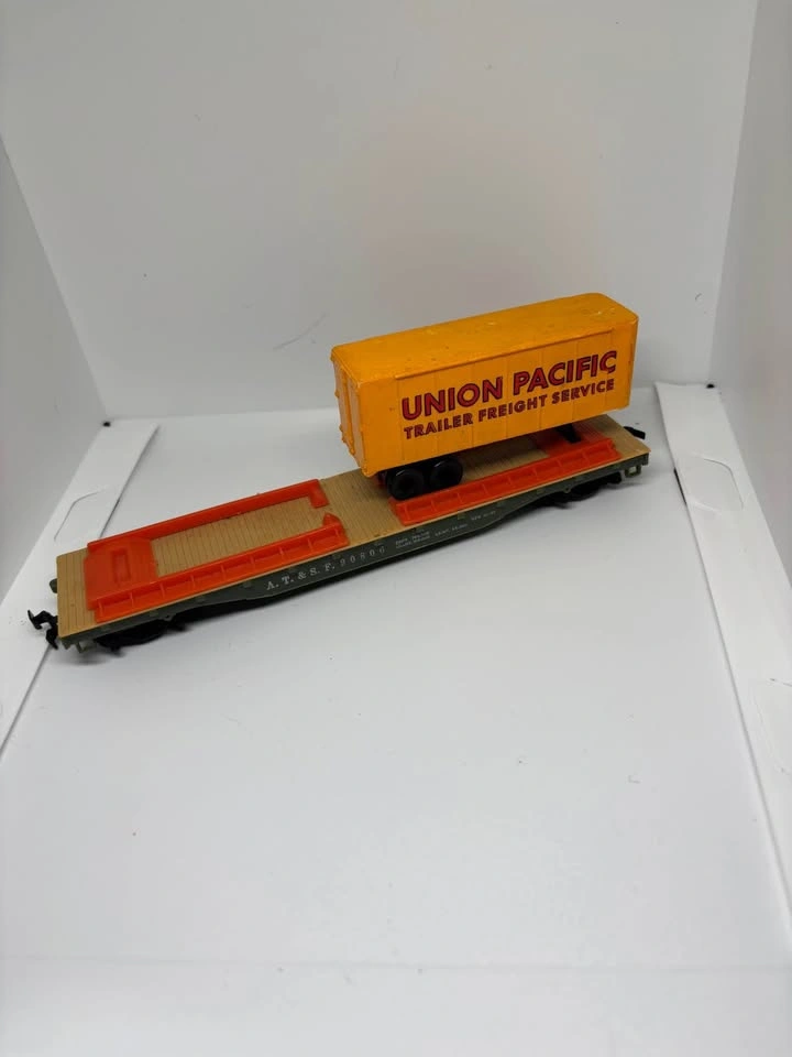 Vintage HO Scale Santa Fe Flatcar with Union Pacific Trailers - photo 2